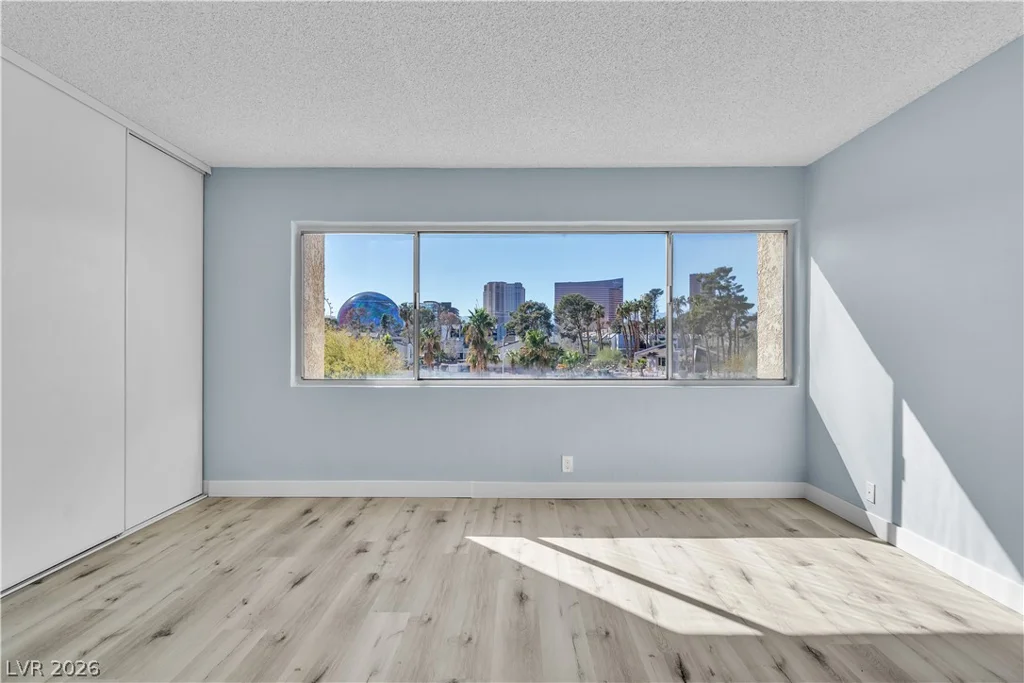 725 Royal Crest, Las Vegas, NV 89169