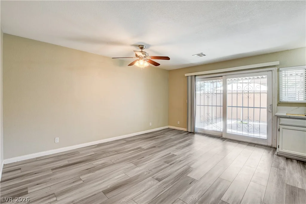 2510 Paradise Village, Las Vegas, NV 89120