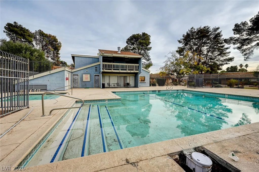 2510 Paradise Village, Las Vegas, NV 89120
