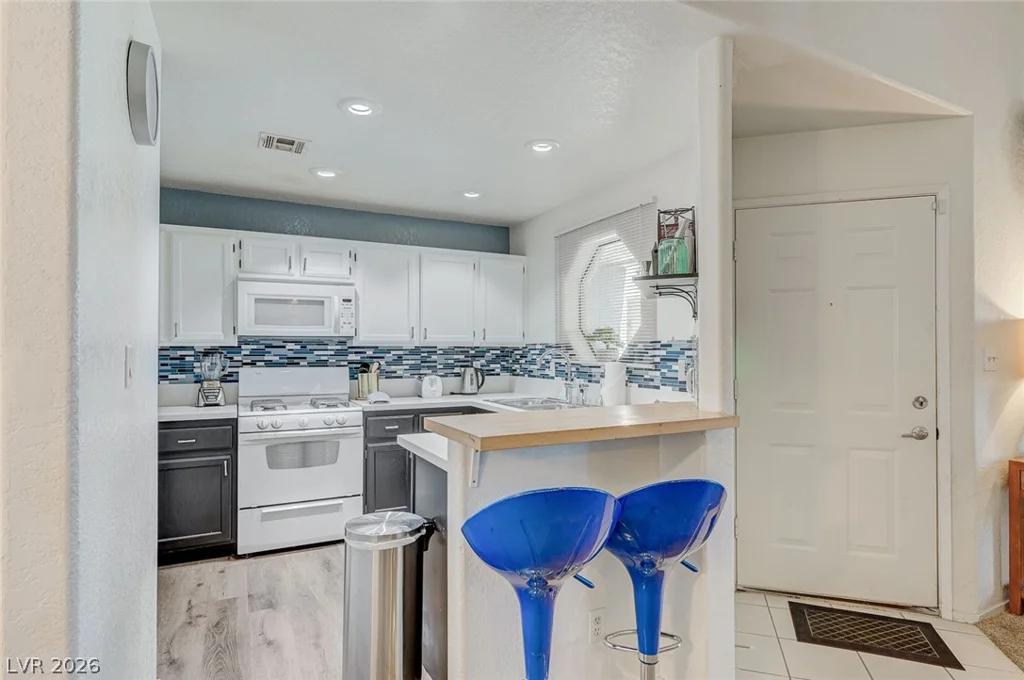 5040 Rainbow, Las Vegas, NV 89118
