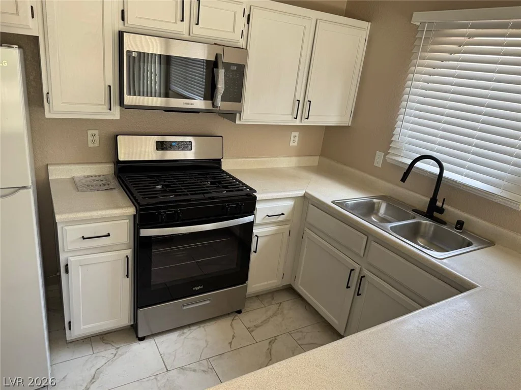 5048 Rainbow, Las Vegas, NV 89118