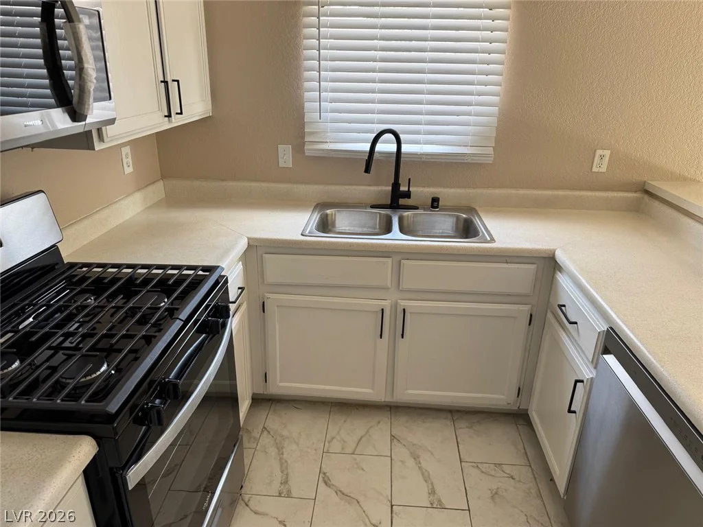 5048 Rainbow, Las Vegas, NV 89118