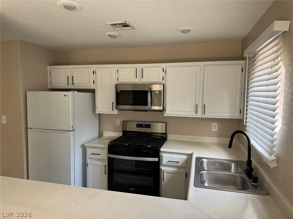 5048 Rainbow, Las Vegas, NV 89118