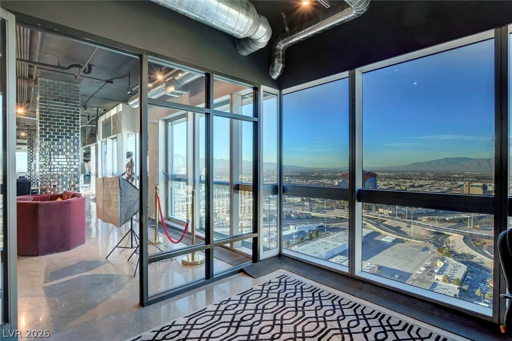 4471 DEAN MARTIN, Las Vegas, NV 89103