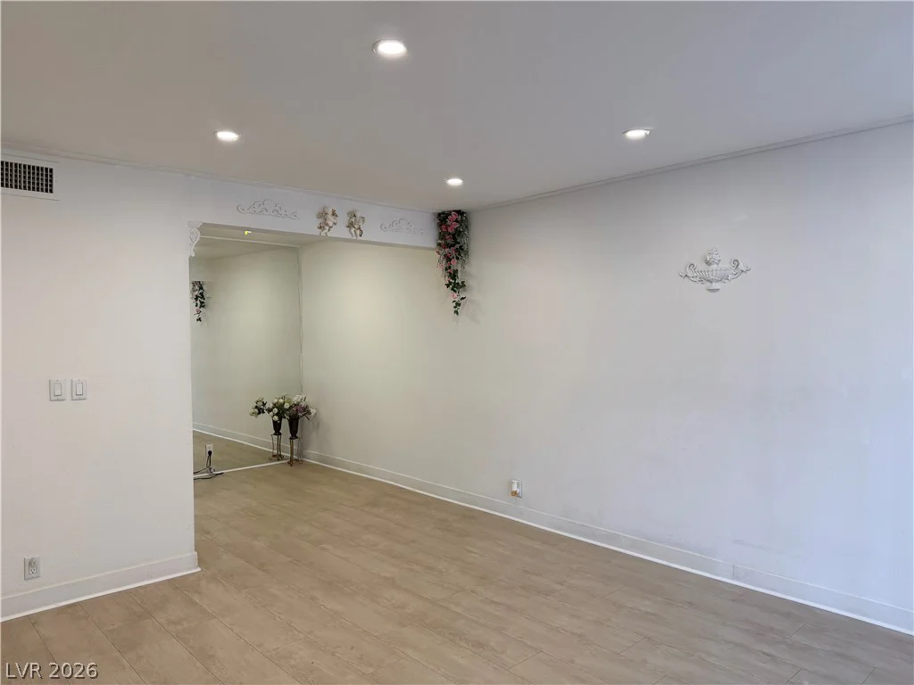 575 Royal Crest, Las Vegas, NV 89169