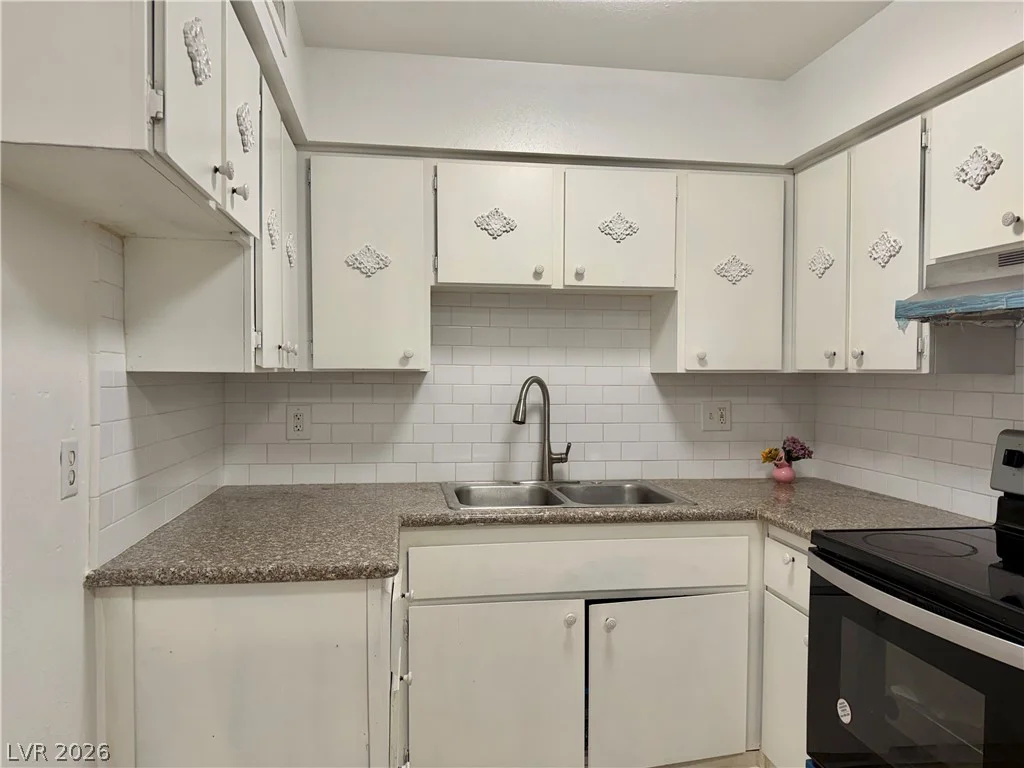 575 Royal Crest, Las Vegas, NV 89169
