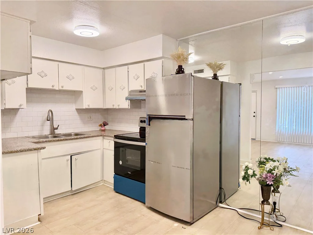 575 Royal Crest, Las Vegas, NV 89169