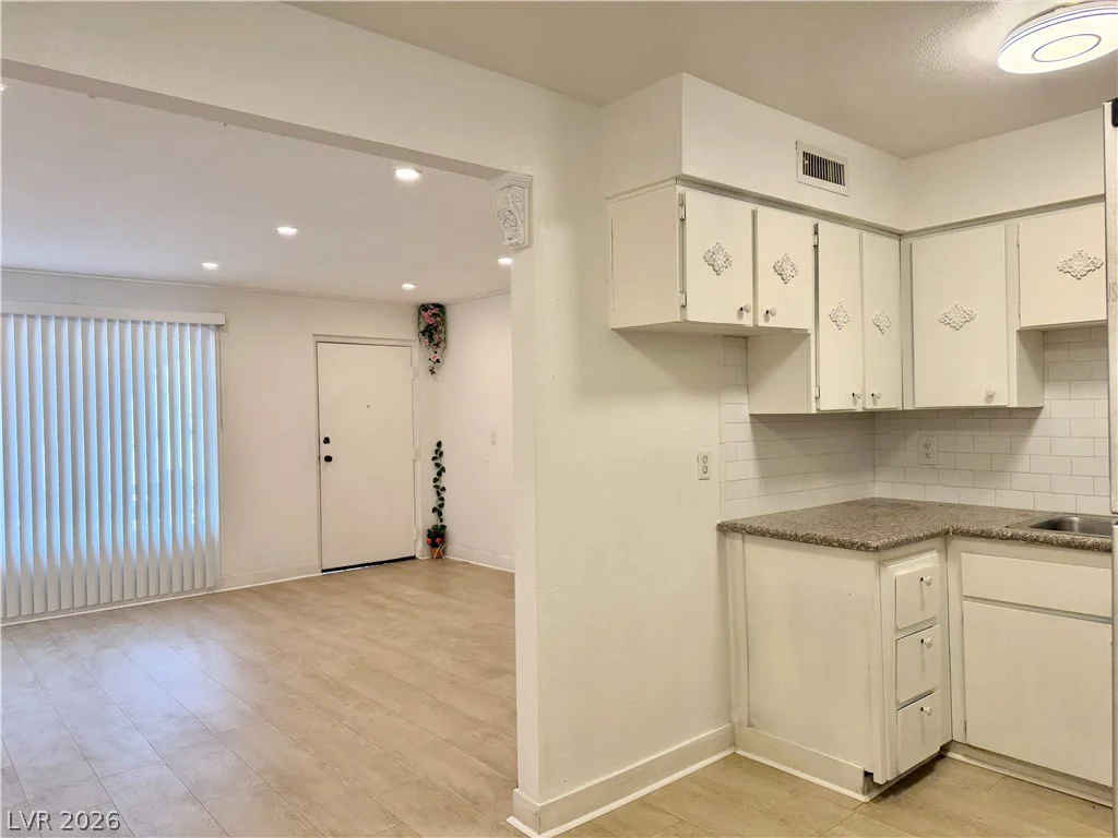575 Royal Crest, Las Vegas, NV 89169