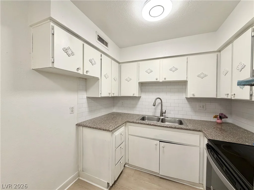 575 Royal Crest, Las Vegas, NV 89169