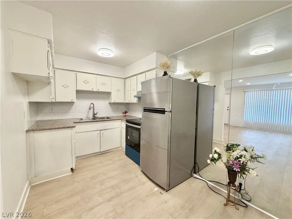 575 Royal Crest, Las Vegas, NV 89169