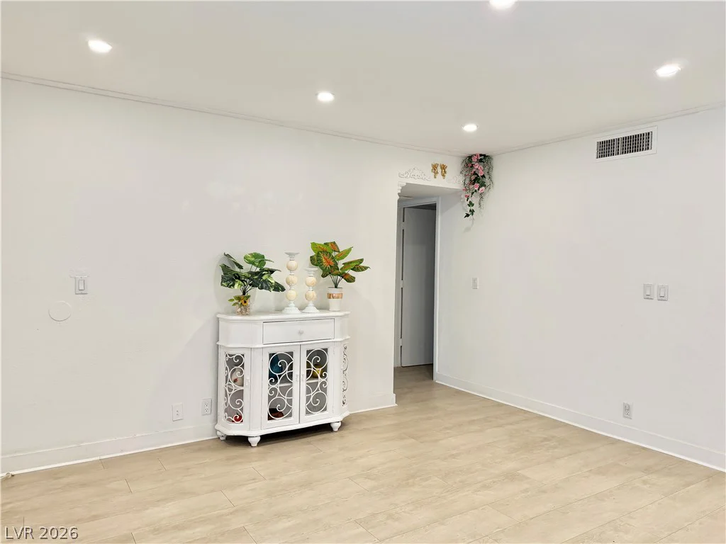 575 Royal Crest, Las Vegas, NV 89169