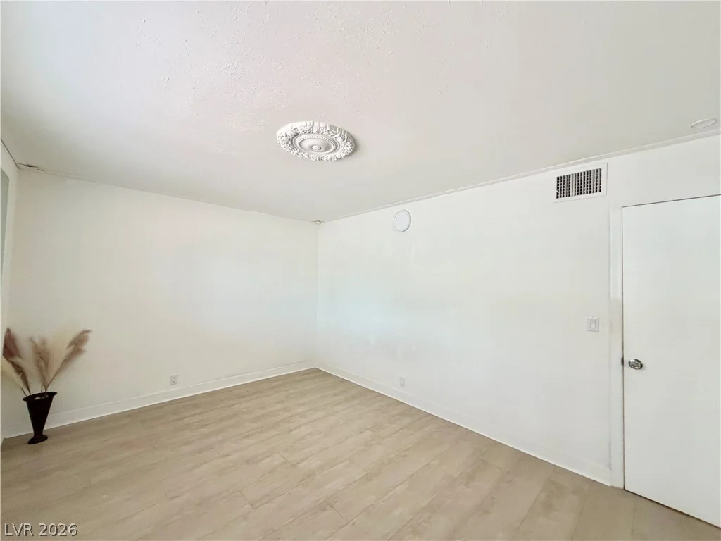 575 Royal Crest, Las Vegas, NV 89169