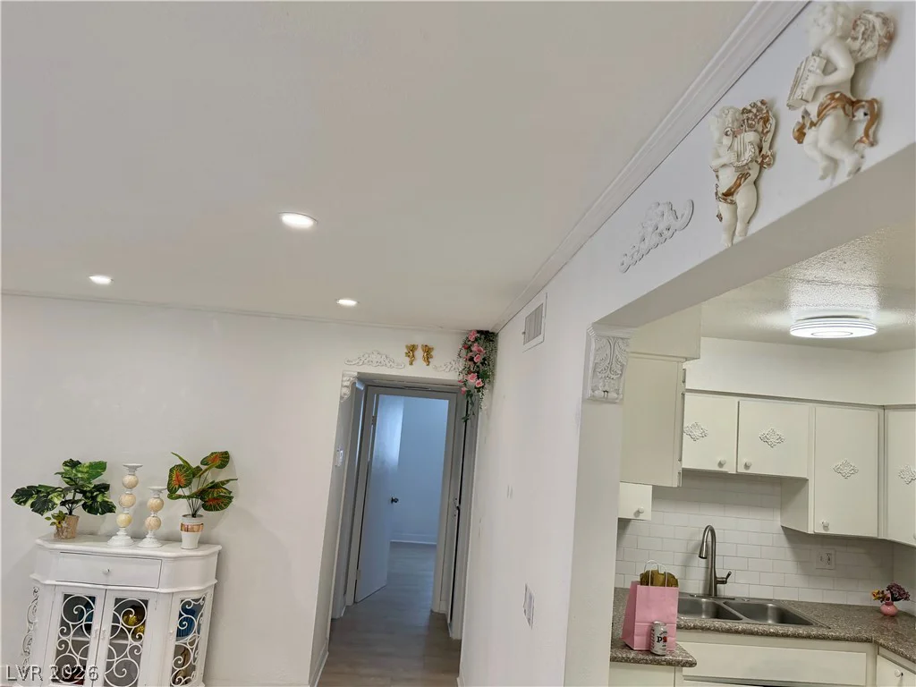 575 Royal Crest, Las Vegas, NV 89169