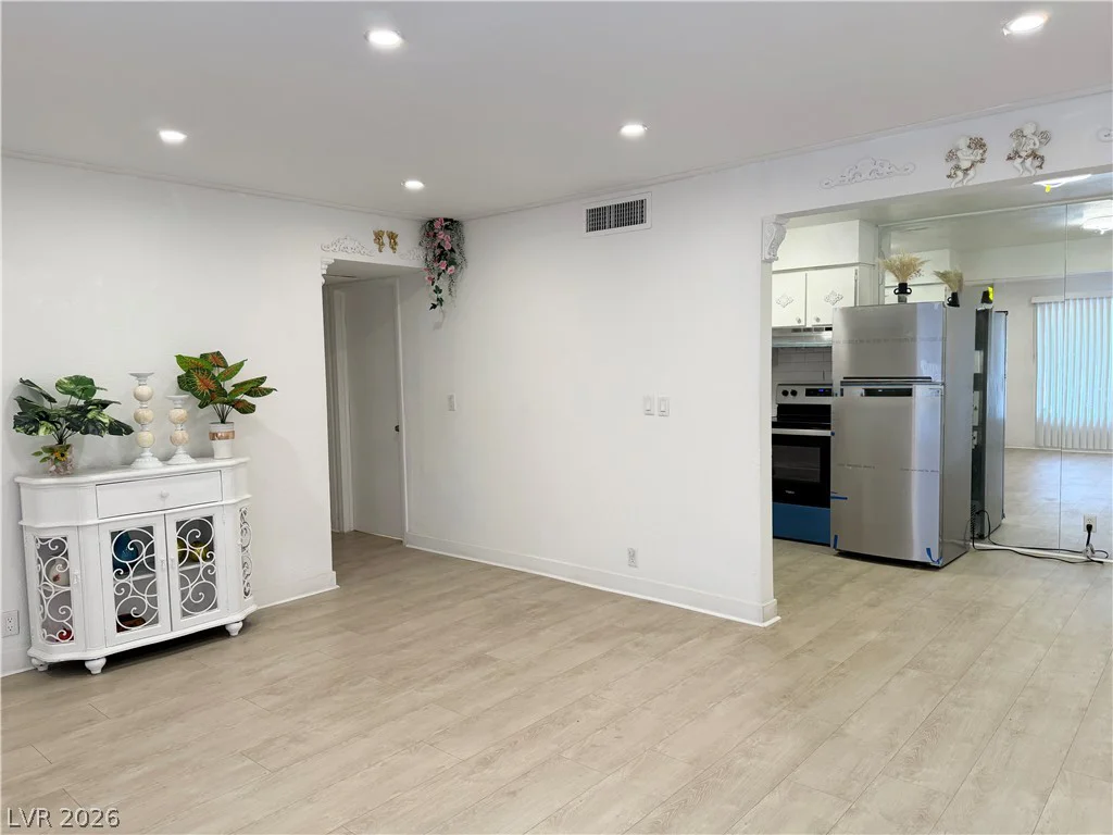 575 Royal Crest, Las Vegas, NV 89169