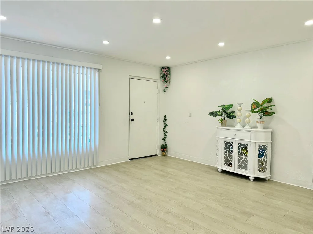 575 Royal Crest, Las Vegas, NV 89169