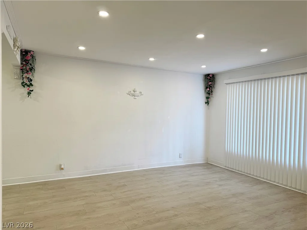 575 Royal Crest, Las Vegas, NV 89169