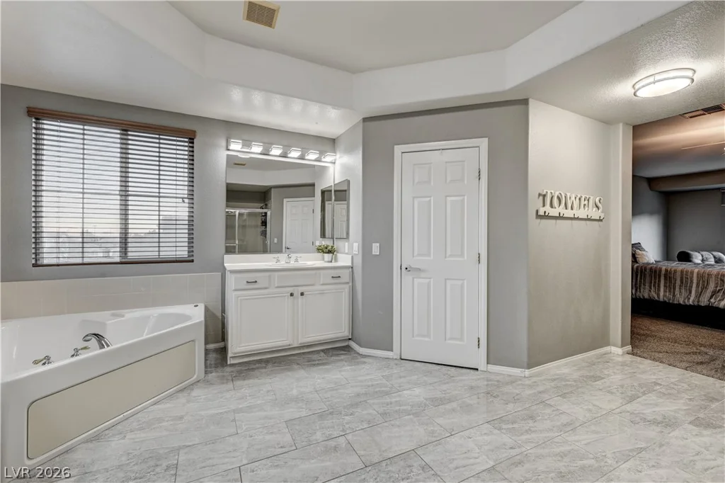 7821 Red Leaf, Las Vegas, NV 89131