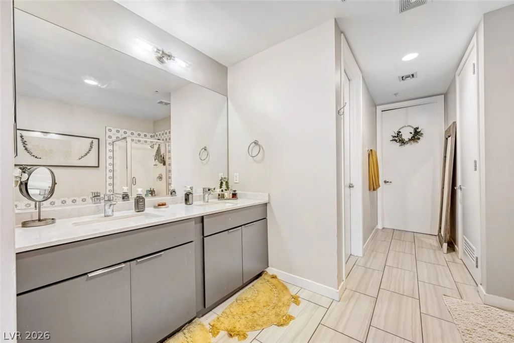 353 Bonneville, Las Vegas, NV 89101
