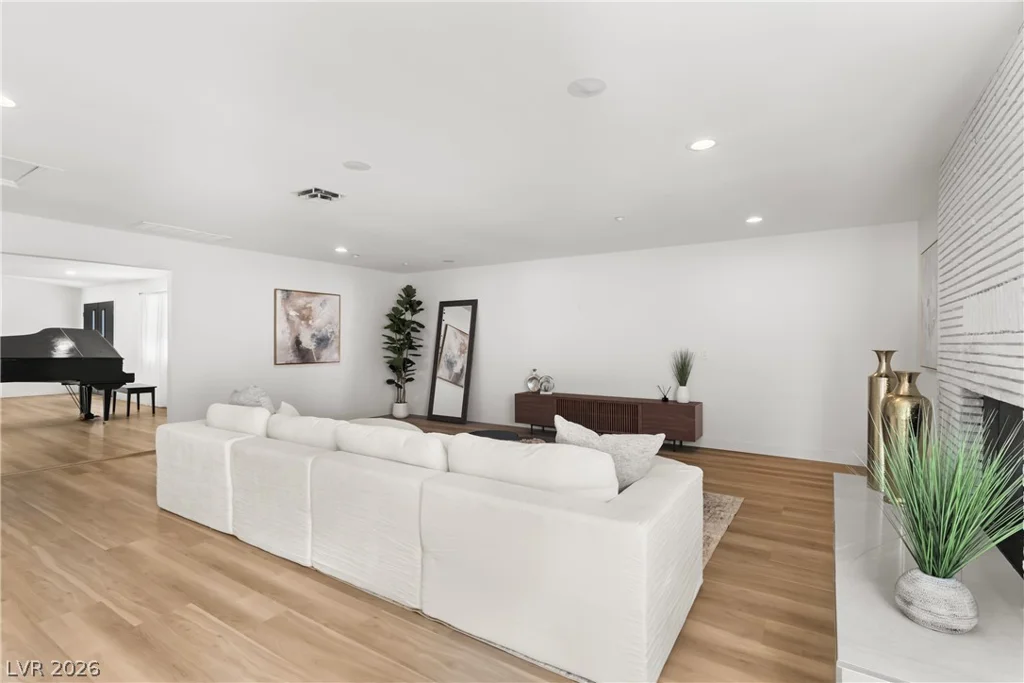 2106 Oakey, Las Vegas, NV 89102