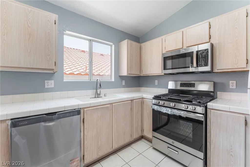 7820 Ravenhollow, Las Vegas, NV 89145