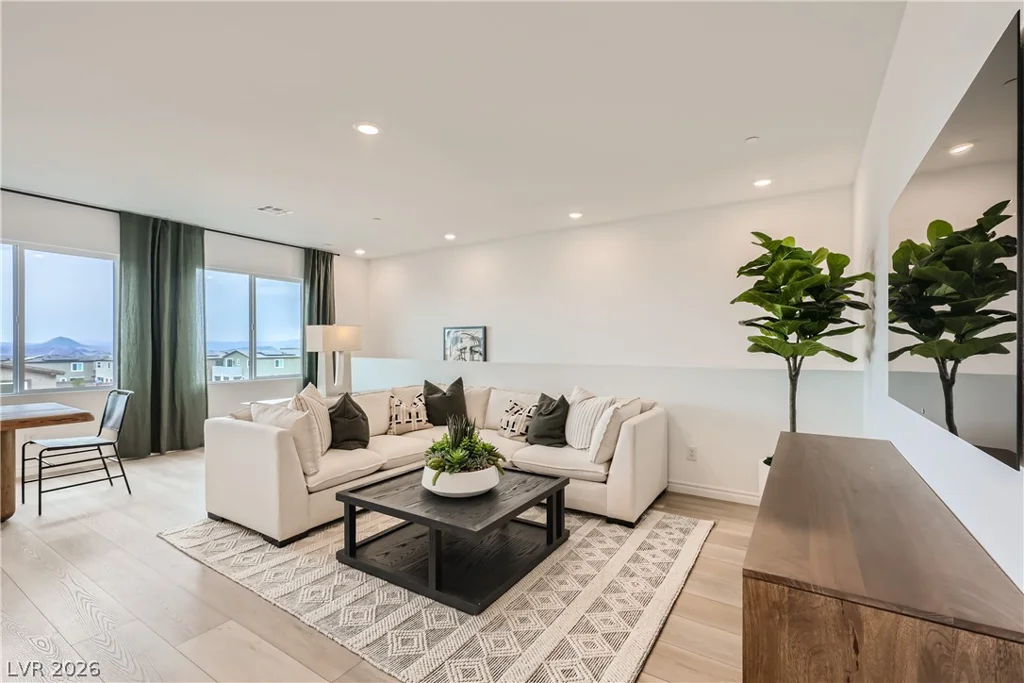 242 White Crest Peak, Henderson, NV 89015