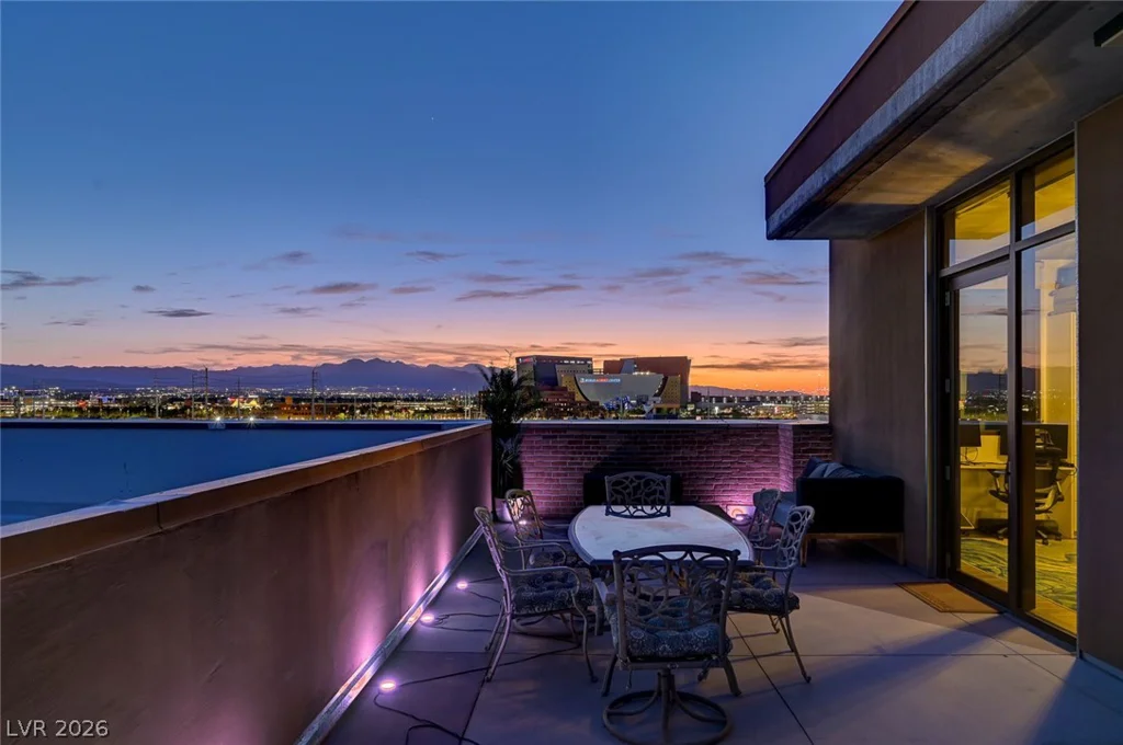 353 Bonneville, Las Vegas, NV 89101