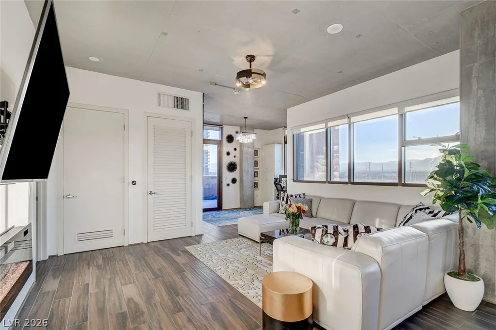 353 Bonneville, Las Vegas, NV 89101