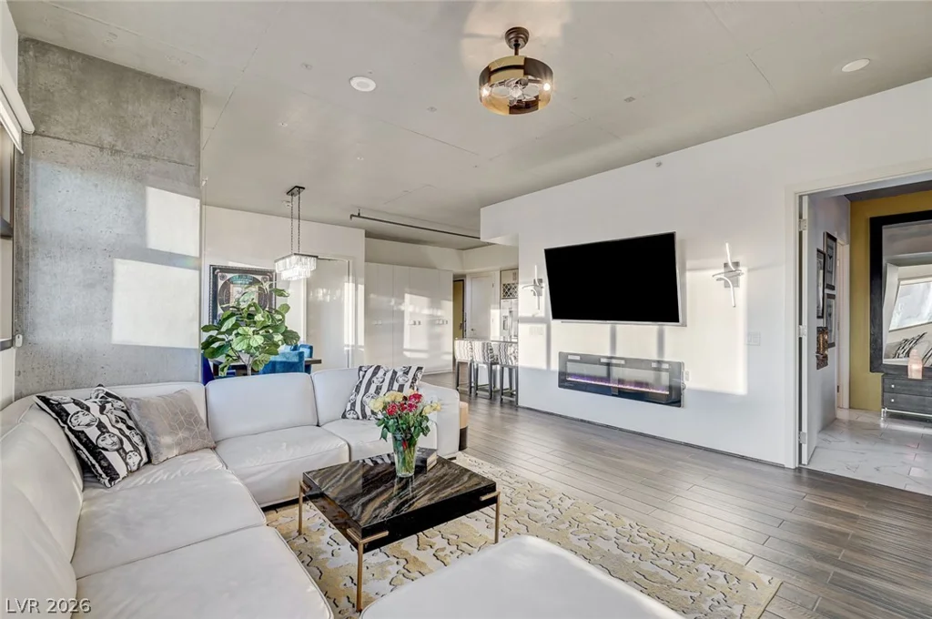 353 Bonneville, Las Vegas, NV 89101