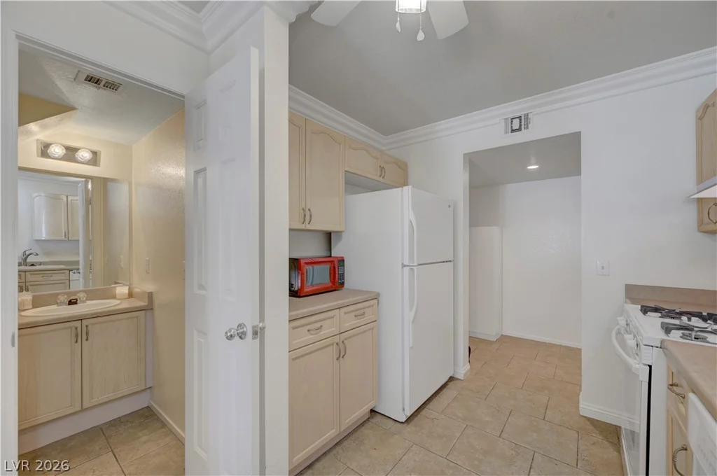 8012 Lisa Dawn, Las Vegas, NV 89147