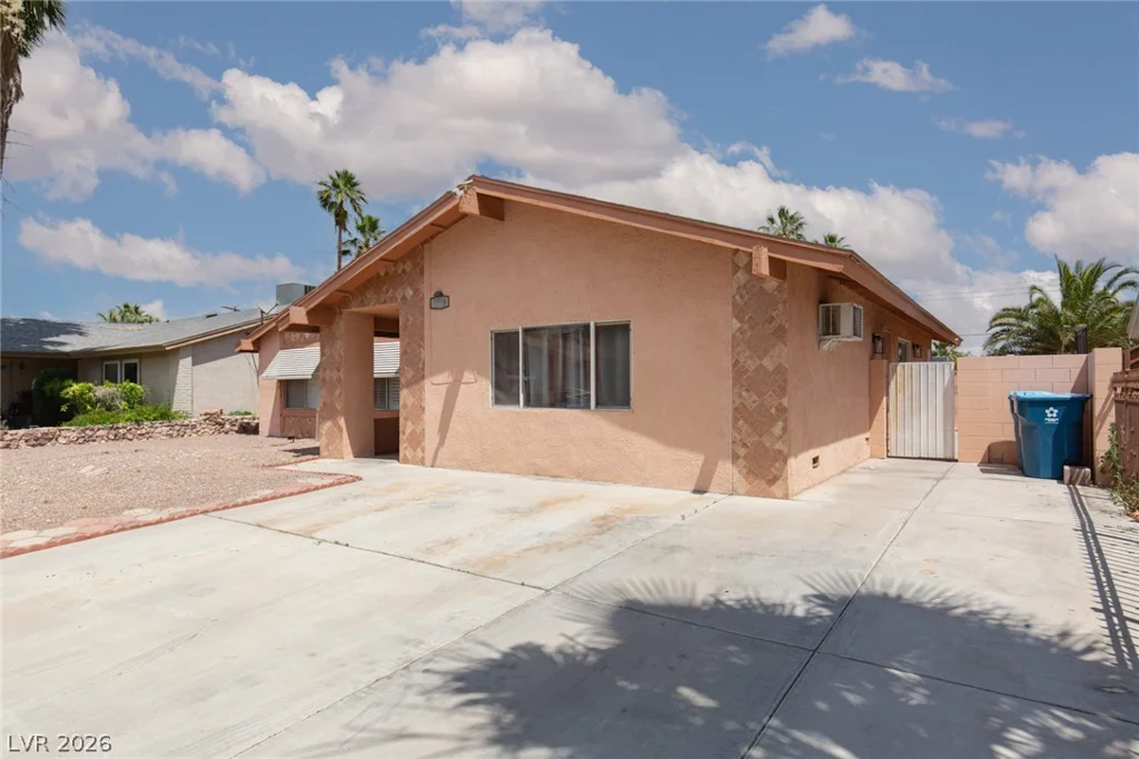 2709 Yardley, Las Vegas, NV 89102