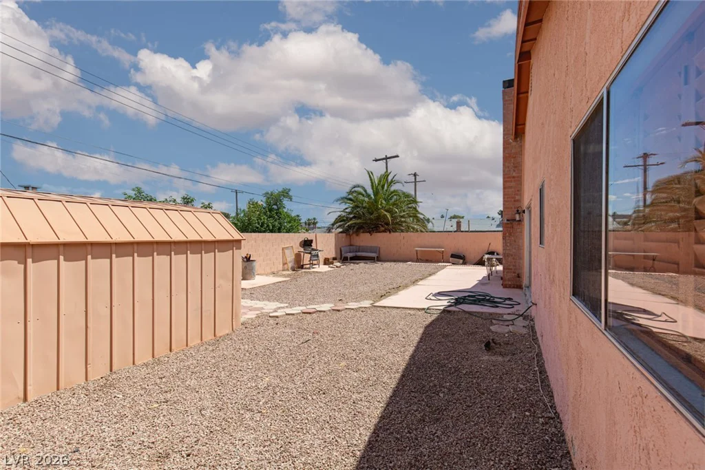 2709 Yardley, Las Vegas, NV 89102