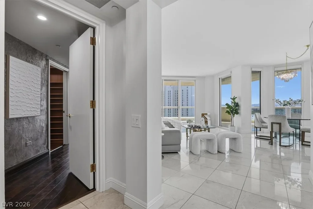 2877 Paradise, Las Vegas, NV 89109