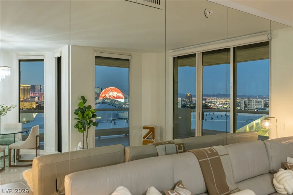 2877 Paradise, Las Vegas, NV 89109