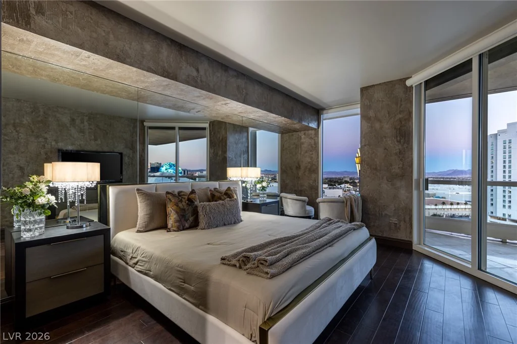 2877 Paradise, Las Vegas, NV 89109