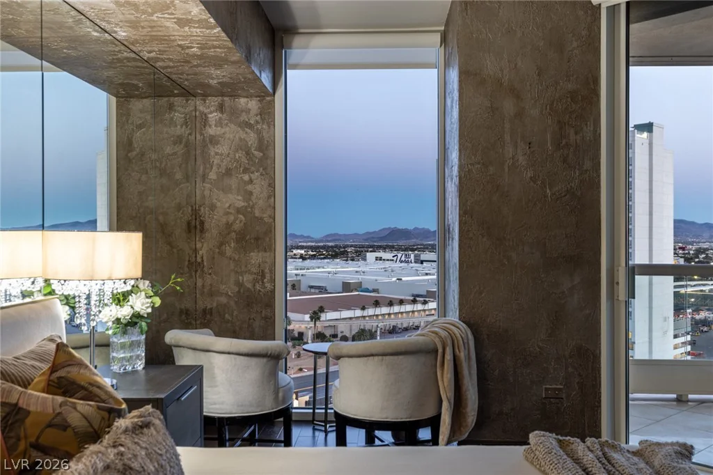 2877 Paradise, Las Vegas, NV 89109
