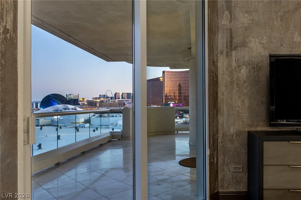 2877 Paradise, Las Vegas, NV 89109