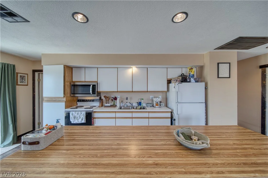1641 Hickory, Pahrump, NV 89048
