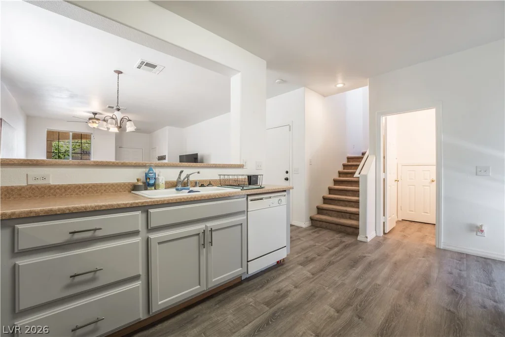 1228 Oak Village, Las Vegas, NV 89183