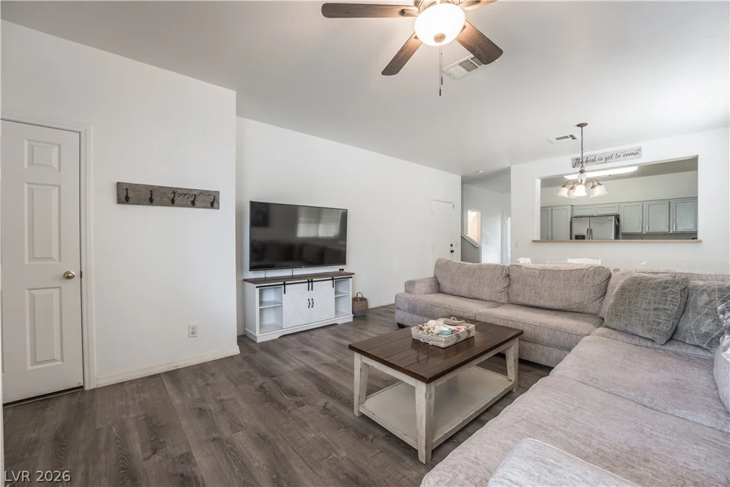 1228 Oak Village, Las Vegas, NV 89183