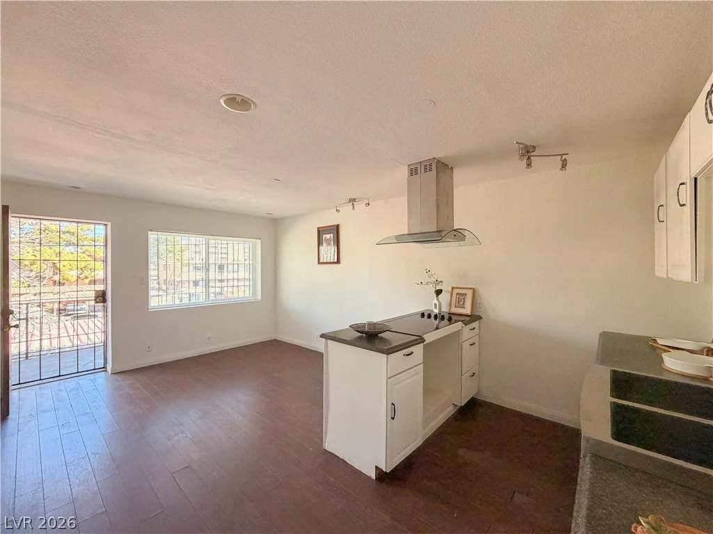 3712 Royal Crest, Las Vegas, NV 89119