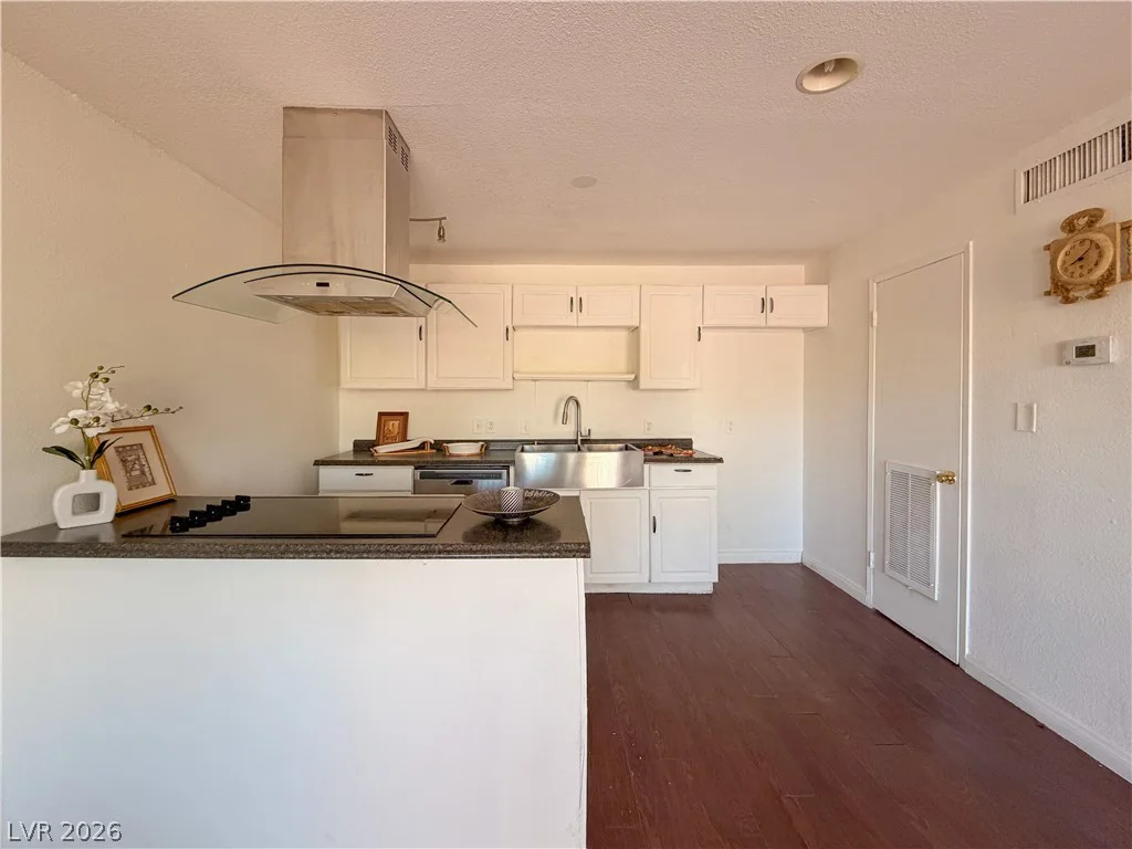 3712 Royal Crest, Las Vegas, NV 89119