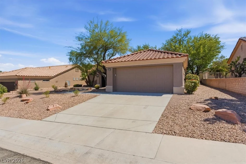 10013 Cresent Creek, Las Vegas, NV 89134