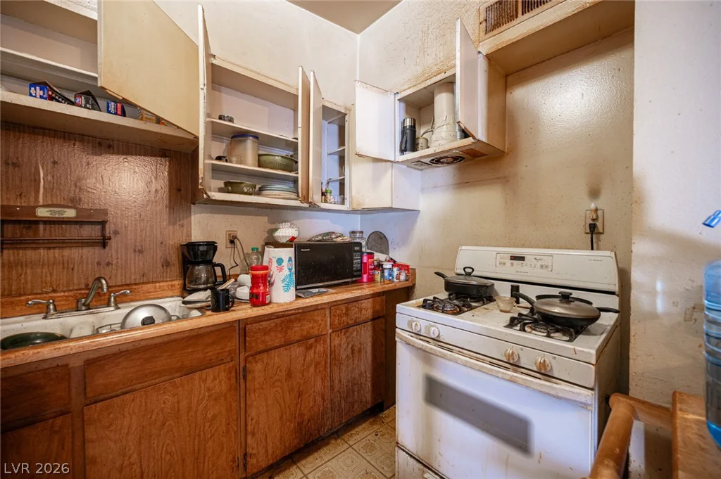 212 Minnesota, Las Vegas, NV 89107