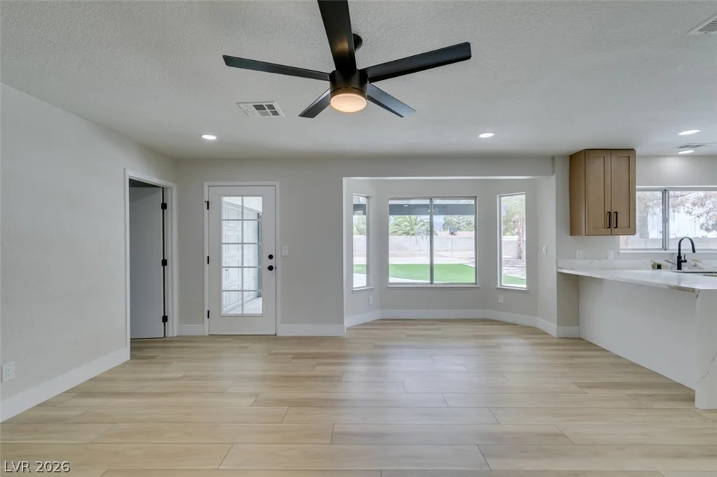 4702 Black Stallion, North Las Vegas, NV 89031