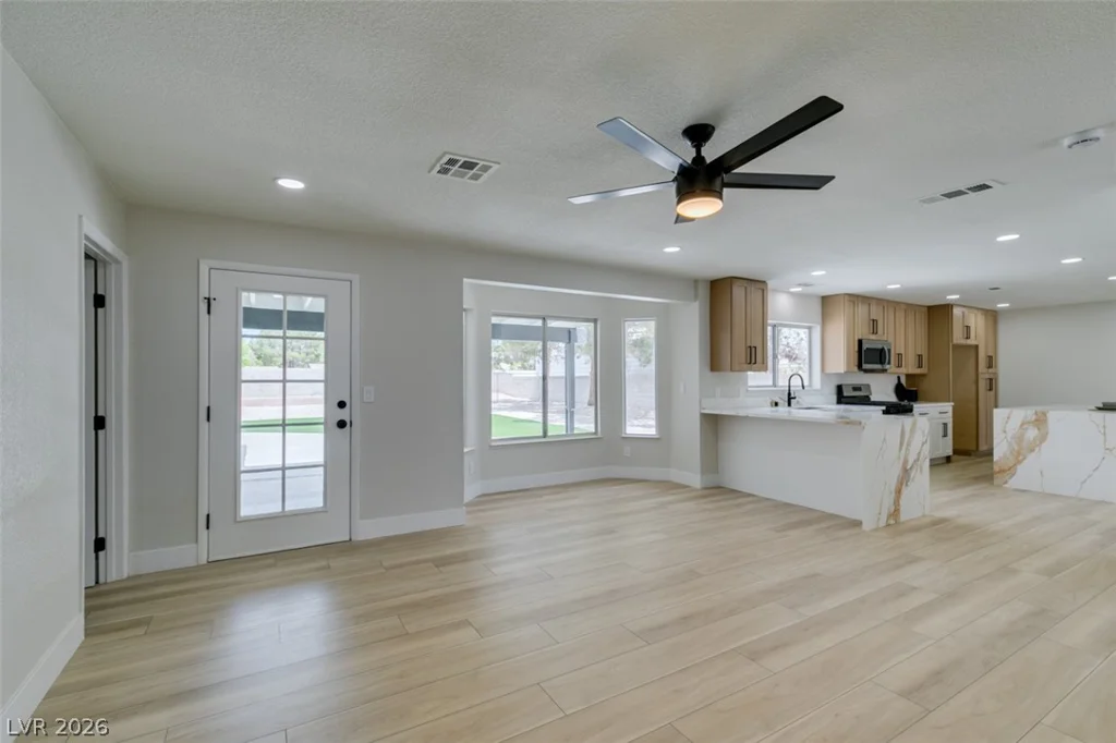 4702 Black Stallion, North Las Vegas, NV 89031