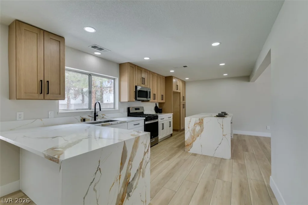 4702 Black Stallion, North Las Vegas, NV 89031