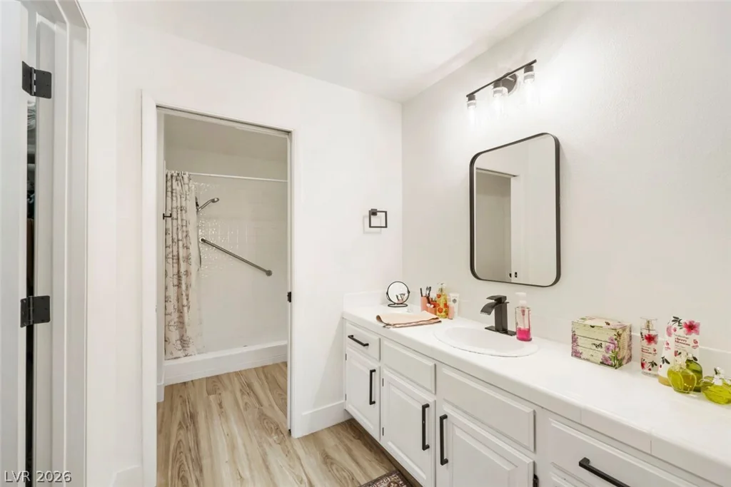 2851 Valley View, Las Vegas, NV 89102