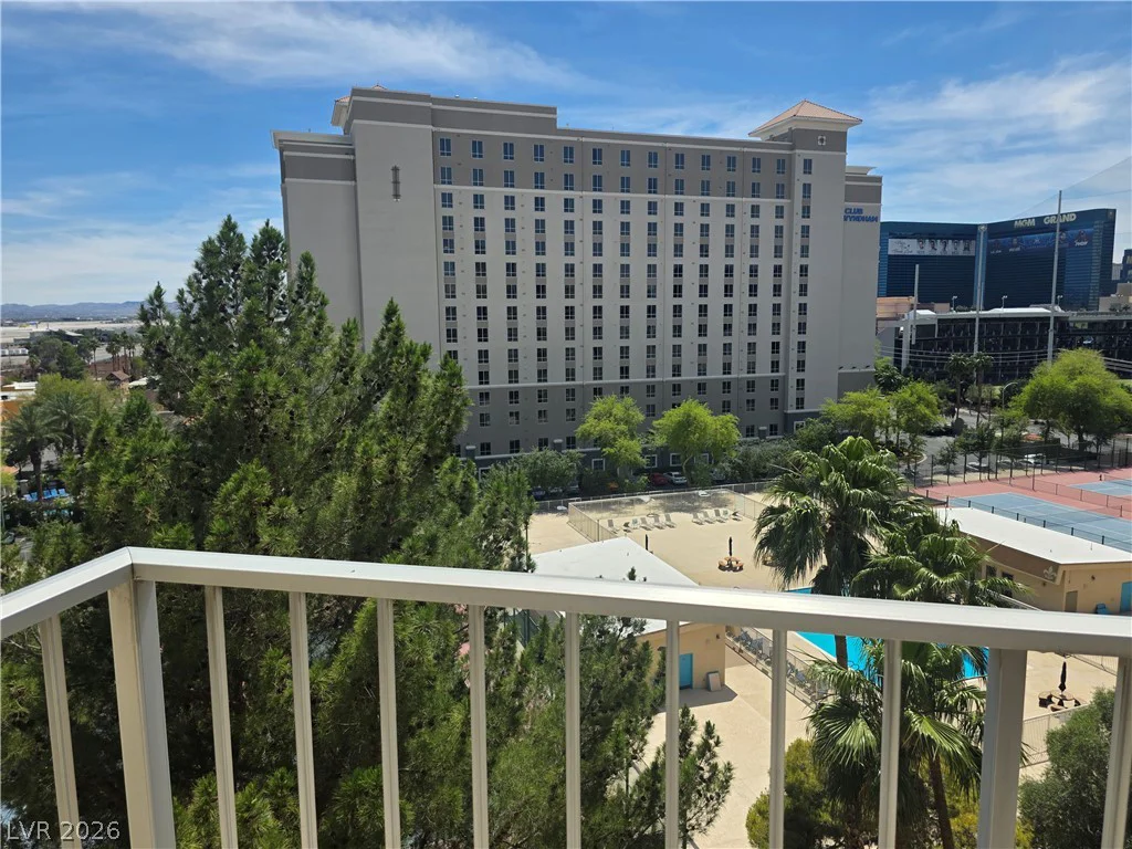 205 HARMON, Las Vegas, NV 89169
