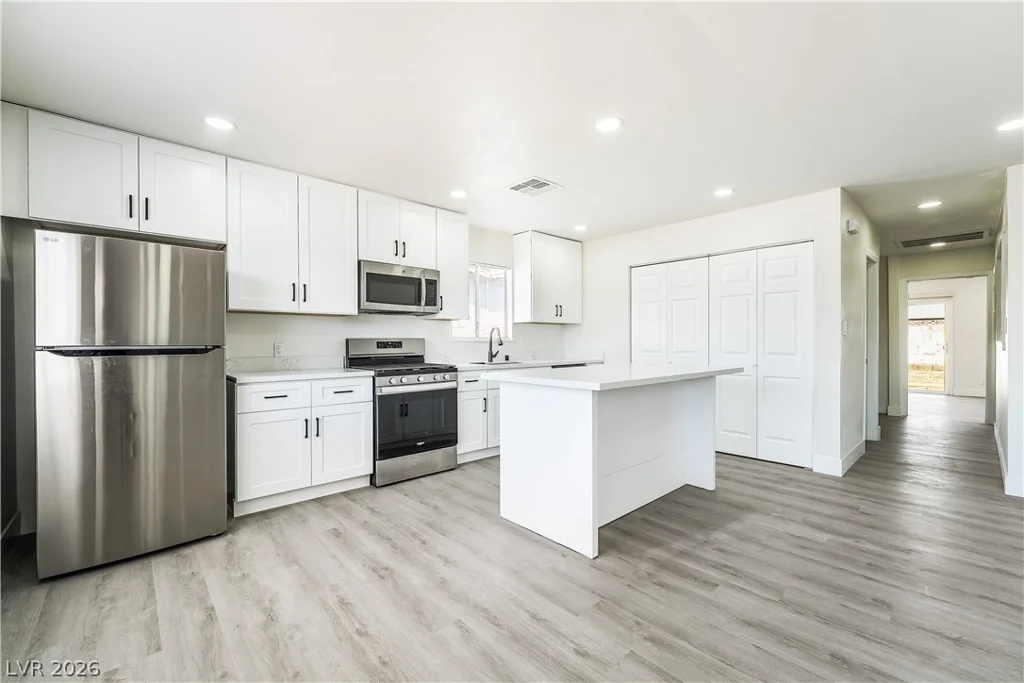 6160 Newville, Las Vegas, NV 89103
