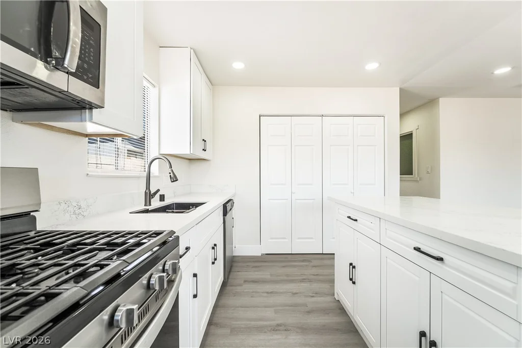 6160 Newville, Las Vegas, NV 89103